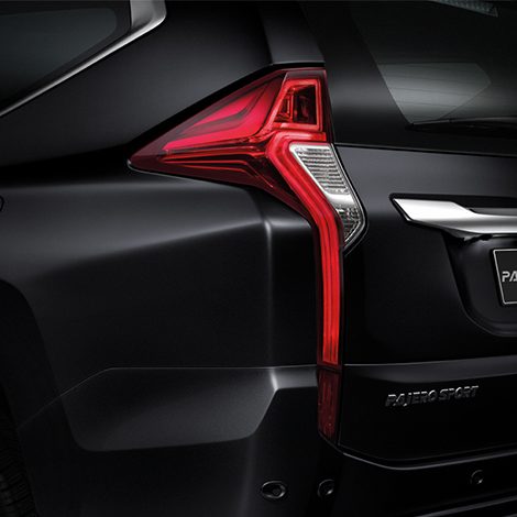 Spectrum LED Tail Lights & Glass Antenna ไฟท้ายแบบ Spectrum LED เส้นสายสวยงาม พร้อมไฟเบรกแบบ LED พร้อมความหรูหราอีกขั้นกับเสาอากาศแบบฝังบนกระจกหลัง