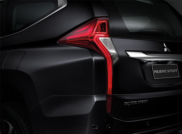 Spectrum LED Tail Lights & Glass Antenna ไฟท้ายแบบ Spectrum LED เส้นสายสวยงาม พร้อมไฟเบรกแบบ LED พร้อมความหรูหราอีกขั้นกับเสาอากาศแบบฝังบนกระจกหลัง