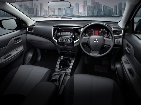 ดีไซน์สปอร์ตทูโทน ห้องโดยสารกว้าง นั่งสบาย เพลิดเพลินทุกการเดินการ ด้วยเทคโนโลยีลดเสียงรบกวนจากภายนอก พร้อมอุปกรณ์อำนวยความสะดวกครบครัน