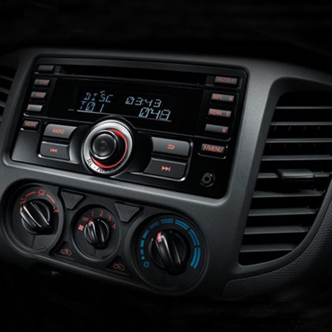 เครื่องเล่นวิทยุ ซีดี / เอ็มพี 3 พร้อมช่อง AUX และเครื่องปรับอากาศ