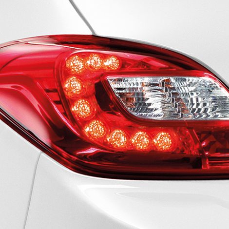 ไฟท้ายแบบ LED พร้อมแผ่นสะท้อนแสงบริเวณกันชนท้าย