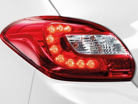 ไฟท้ายแบบ LED พร้อมแผ่นสะท้อนแสงบริเวณกันชนท้าย