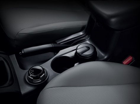 คอนโซลกลางพร้อมที่วางแก้ว คอนโซลกลางพร้อมที่วางแก้ว และกล่องเก็บของมีฝาปิด