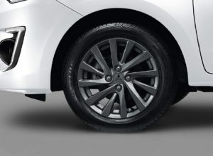 ล้ออัลลอยขนาด 15 นิ้ว สีเงินรมดำ เฉพาะรุ่น GLS-LTD
