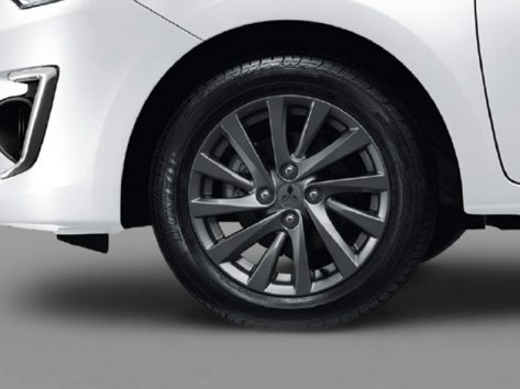 ล้ออัลลอยขนาด 15 นิ้ว สีเงินรมดำ เฉพาะรุ่น GLS-LTD