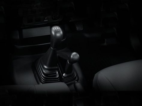 เกียร์ธรรมดา 5 สปีด พร้อมระบบขับเคลื่อน 4 ล้อ เฉพาะรุ่น SC 4WD