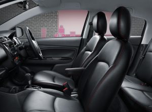 เบาะหนังและวัสดุหนังสังเคราะห์สีดำ พร้อมตกแต่งด้ายสีแดง