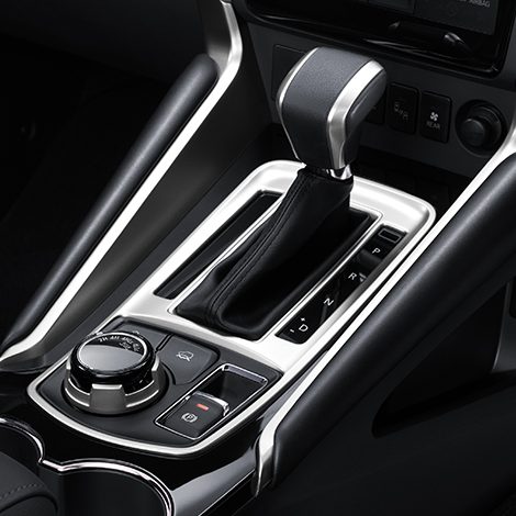 Console Side Garnish Soft Pad ผ่อนคลายตลอดการเดินทางด้วยคอนโซลกลางเสริมด้วยวัสดุนุ่มบริเวณด้านข้าง ทั้งฝั่งผู้ขับขี่และผู้โดยสารตอนหน้า