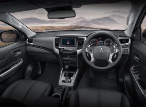 พื้นที่กว้างขวาง สะดวกสบาย การออกแบบห้องโดยสารโทนสีเข้ม ดุดัน อุปกรณ์ทุกชิ้นออกแบบให้สะดวกต่อการใช้งาน เบาะที่นั่งโอบกระชับรับกับทุกสรีระ พร้อมระบบปรับตำแหน่งด้วยไฟฟ้า 8 ทิศทางด้านคนขับ ทันสมัย ใส่ใจในทุกรายละเอียด เพื่อความสมบูรณ์แบบในการขับขี่อย่างแท้จริง