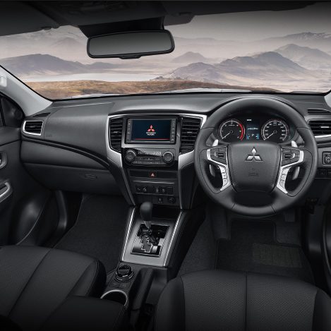 พื้นที่กว้างขวาง สะดวกสบาย การออกแบบห้องโดยสารโทนสีเข้ม ดุดัน อุปกรณ์ทุกชิ้นออกแบบให้สะดวกต่อการใช้งาน เบาะที่นั่งโอบกระชับรับกับทุกสรีระ พร้อมระบบปรับตำแหน่งด้วยไฟฟ้า 8 ทิศทางด้านคนขับ ทันสมัย ใส่ใจในทุกรายละเอียด เพื่อความสมบูรณ์แบบในการขับขี่อย่างแท้จริง