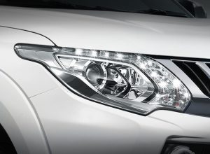 ไฟหน้าโปรเจคตอร์ แบบ BI-XENON HID พร้อมไฟส่องสว่างเวลากลางวันแบบ LED