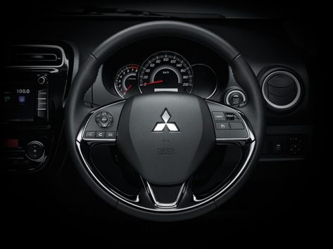 พวงมาลัยหุ้มหนังและตกแต่งวัสดุแบบเปียโนแบล็ค