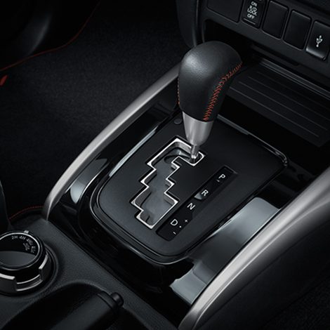 เกียร์อัตโนมัติ 5 สปีด พร้อม Sport mode พร้อมหัวเกียร์หุ้มหนัง ตกแต่งด้วยด้ายสีส้ม *เฉพาะรุ่น Double Cab Plus ATHLETE 2WD AT และ Double Cab Plus ATHLETE 4WD เท่านั้น