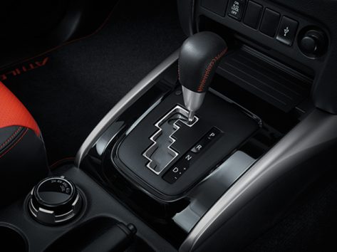 เกียร์อัตโนมัติ 5 สปีด พร้อม Sport mode พร้อมหัวเกียร์หุ้มหนัง ตกแต่งด้วยด้ายสีส้ม *เฉพาะรุ่น Double Cab Plus ATHLETE 2WD AT และ Double Cab Plus ATHLETE 4WD เท่านั้น