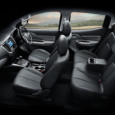 ที่นั่งตอนหลัง พร้อมพนักพิงศีรษะ 3 ตำแหน่ง เข็มขัดนิรภัย 3 จุด