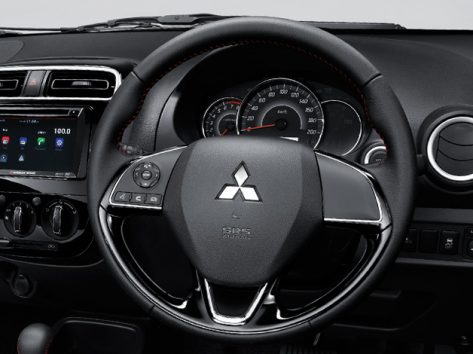 พวงมาลัยหุ้มหนังตกแต่งด้ายสีแดง พร้อมวัสดุแบบเปียโนแบล็ค และโครเมียม