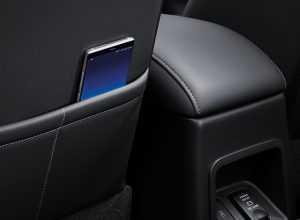 Smartphone Socket ช่องใส่สมาร์ทโฟน บริเวณด้านหลังเบาะคนขับและผู้โดยสาร