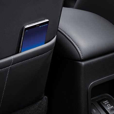 Smartphone Socket ช่องใส่สมาร์ทโฟน บริเวณด้านหลังเบาะคนขับและผู้โดยสาร