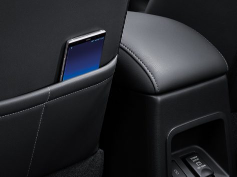 Smartphone Socket ช่องใส่สมาร์ทโฟน บริเวณด้านหลังเบาะคนขับและผู้โดยสาร