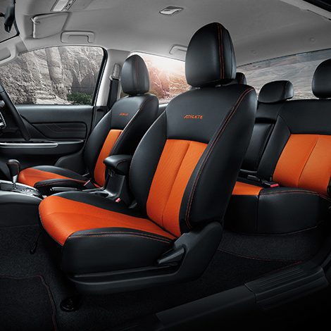 เบาะหนังตกแต่งสีส้ม พร้อมสัญลักษณ์ ‘ATHLETE’ บริเวณเบาะหน้า ตกแต่งตะเข็บด้วยด้ายสีส้ม