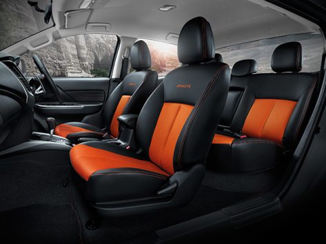 เบาะหนังตกแต่งสีส้ม พร้อมสัญลักษณ์ ‘ATHLETE’ บริเวณเบาะหน้า ตกแต่งตะเข็บด้วยด้ายสีส้ม