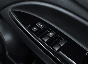 เซ็นทรัลล็อก พร้อมปุ่มล็อก-ปลดล็อกอัตโนมัติ และตกแต่งด้วยวัสดุแบบเปียโนแบล๊ค