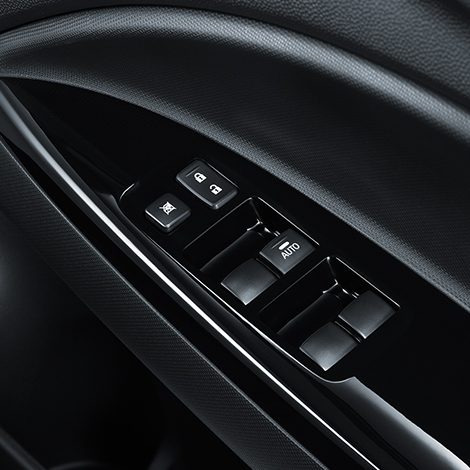 เซ็นทรัลล็อก พร้อมปุ่มล็อก-ปลดล็อกอัตโนมัติ และตกแต่งด้วยวัสดุแบบเปียโนแบล๊ค