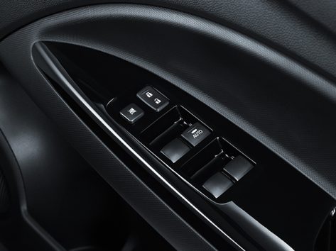 เซ็นทรัลล็อก พร้อมปุ่มล็อก-ปลดล็อกอัตโนมัติ และตกแต่งด้วยวัสดุแบบเปียโนแบล๊ค