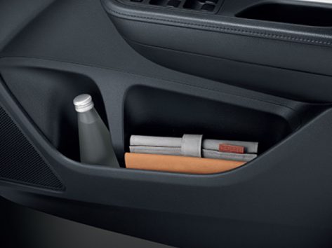 ช่องเก็บของข้างประตูคู่หน้าพร้อมช่องใส่ขวดน้ำ