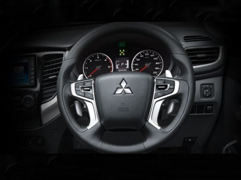 สวิตช์ควบคุมการทำงาน ของระบบต่างๆ บนพวงมาลัย ใช้งานง่ายเพียงปลายนิ้ว ให้คุณควบคุมอุปกรณ์ได้โดยไม่ต้องละมือจากพวงมาลัย และละสายตาจากถนน