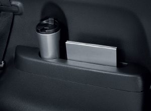 ช่องใส่ของ พร้อมช่องวางแก้วน้ำข้างที่นั่งแถวที่ 3