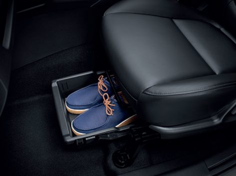 ถาดเก็บของใต้เบาะที่นั่งผู้โดยสารด้านหน้า