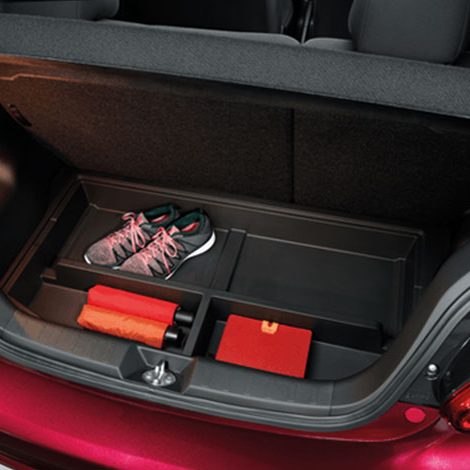 กล่องเก็บของท้ายรถพร้อมฝาปิด พร้อมไฟส่องสว่างบริเวณห้องสัมภาระ เพิ่มความสะดวกสบายมากขึ้น