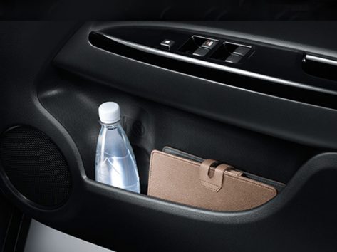 ช่องเก็บของข้างประตูคู่หน้า พร้อมช่องใส่ขวดน้ำ