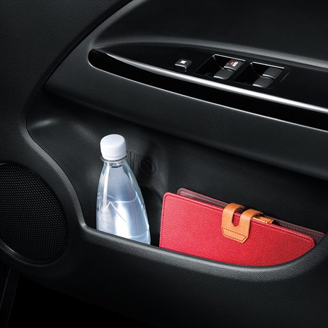 ช่องเก็บของข้างประตูคู่หน้า พร้อมช่องใส่ขวดน้ำ